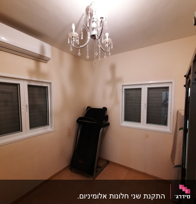 חלונות אלומיניום עם תריסים בחדר